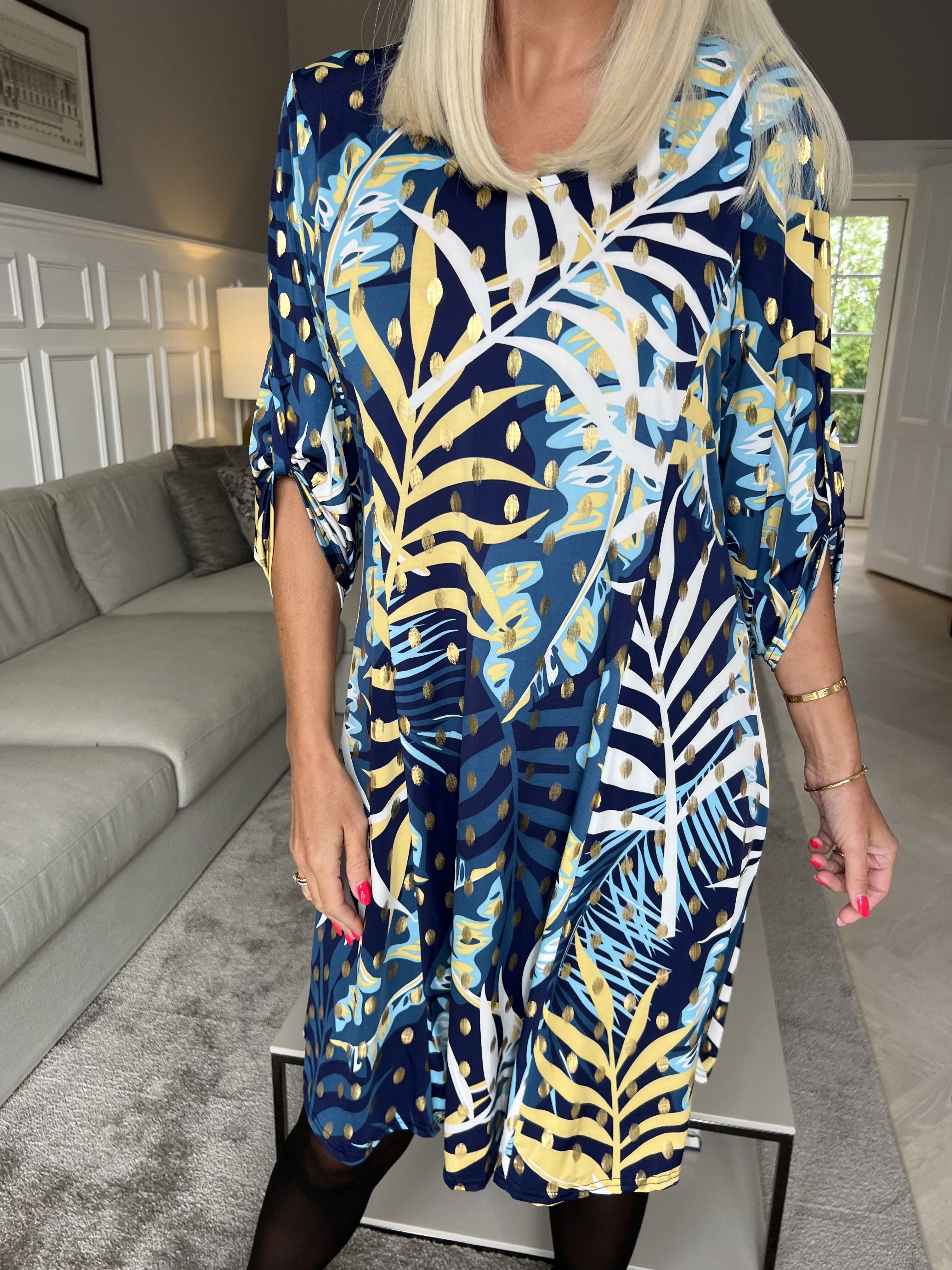 Maj Forest L/S - Elastisk mønstret kjole med gulddetaljer